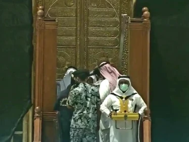 بالفيديو|| أمير سعودي يغسل الكعبة المشرفة وسط إجراءات مشددة