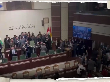 شاهد|| صراخ ولكمات بين نواب عراقيين.. عراك شديد تفجر داخل أروقة البرلمان