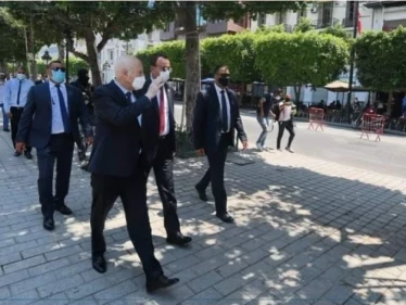 بالفيديو||قيس سعيد في زيارة مفاجئة لشارع الحبيب بورقيبة.. هكذا استقبله التونسيون