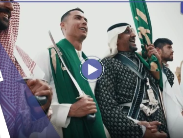 شاهد || بذكرى يوم التأسيس.. رونالدو بالزيّ السعودي ويرقص العرضة