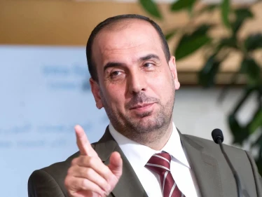 رئيس الائتلاف السوري المعارض يطالب تنظيماً مسلحاً بمغادرة سوريا.. ويركز في طلبه على أمرين