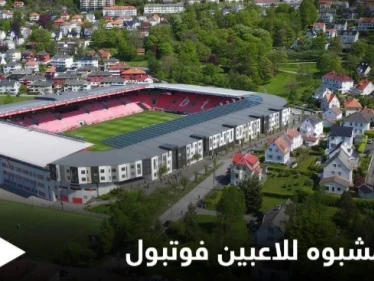 فريق كرة قدم يقوم بفعل لا أخلاقي مع مجموعة فتيات وسط الملعب بعد حفل صاخب مخل للآداب