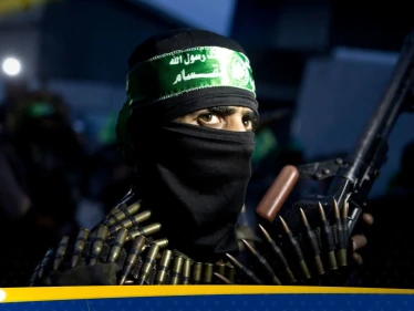 أسيرة إسرائيلية أثارت الجدل عند تحريرها لما فعلته مع مقاتل بالقسّام تطل من جديد