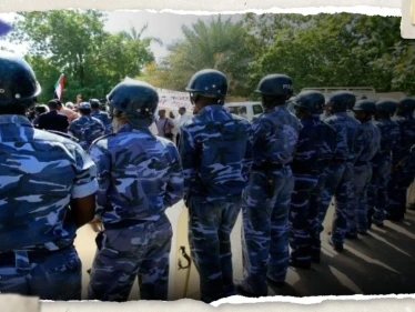 الشرطة السودانية تستدعي متقاعديها.. وصحيفة: الجيش صادر أسلحة قادمة من دولة أجنبية
