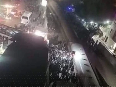 بالفيديو|| لحظة خروج قطار عن القضبان في مصر.. ووزارة الصحة تكشف حصيلة ضحايا الحادث
