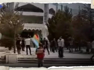بالفيديو|| إطلاق نار على المتظاهرين بالسويداء أمام مقر حزب البعث وأنباء عن إصابات