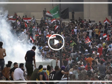 لحظات مرعبة توثق مقتل متظاهر عراقي بقنبلة دخانية في رأسه (فيديو)