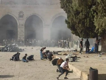 انسحاب الشرطة الإسرائيلية من المسجد الأقصى بعد 4 ساعات من اقتحامه ومحاولة تفريغه والفلسطينيون يعودون بهتافات "التكبير" (فيديو)