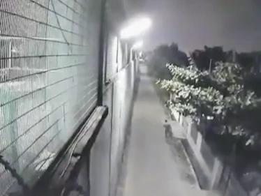 بالفيديو|| لحظة هروب "مهرب مخدرات" محكوم بالإعدام عبر أنابيب الصرف الصحي من سجن أندونيسي