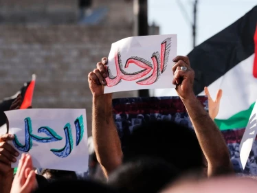 الأمن الفلسطيني يقمع احتجاجات طالبت برحيل عباس في الضفة الغربية (صور)