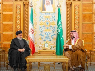 شاهد|| أوّل لقاء بين ولي العهد السعودي والرئيس الإيراني منذ استئناف العلاقات