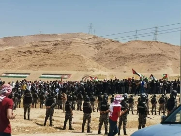 بالفيديو|| لحظة اجتياز الشعب الأردني السياج والدخول إلى الأراضي الفلسطينية لأول مرة بتاريخهم