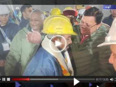 بعد 17 يوماً.. شاهد لحظة إنقاذ عشرات العمال العالقين في نفق منهار شمالي الهند