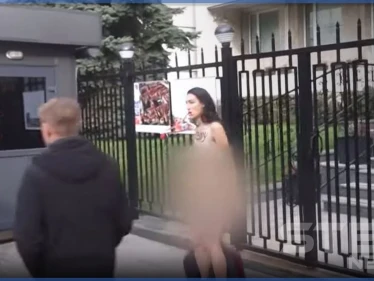ضد قانون الإجهاض.. ناشطة تتعرى أمام سفارة بولندا في كييف (فيديو)