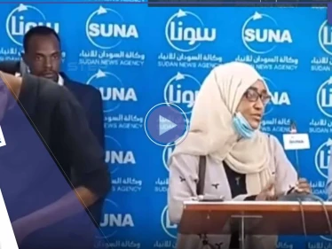 شاهد|| الصحفية صفاء الفحل ترمي سياسي سوداني بحذائها خلال مؤتمر صحفي.. "رسالة الشعب السوداني"