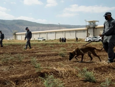 بعد القبض على الأسرى.. إسرائيل تطلق حملة على الانفاق في سجونها وتخلي سجن جلبوع