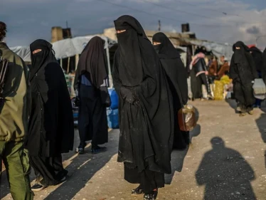 100 عائلة عراقية تغادر مخيم الهول بريف الحسكة إلى الموصل