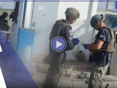 بالفيديو || فلسطيني يدهس إسرائيلياً قبل فتح وابل الرصاص عليه