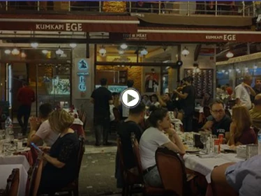 بالفيديو|| أشعل الرأي العام التركي.. فلسطيني يمسح أنفه بـ "العملة التركية" والسلطات تقرر ترحيله من البلاد