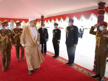 سلطان عُمان هيثم بن طارق يغادر البلاد في أول زيارة خارجية له منذ توليه الحكم إلى بلدٍ مجاور