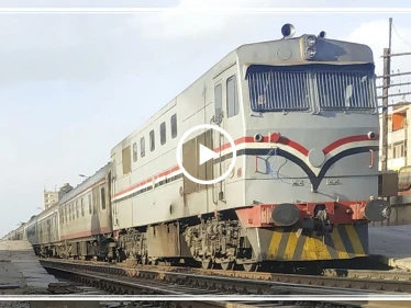 موظف مصري يرمى شخصين من قطار متحرك لعدم دفع التذاكر
