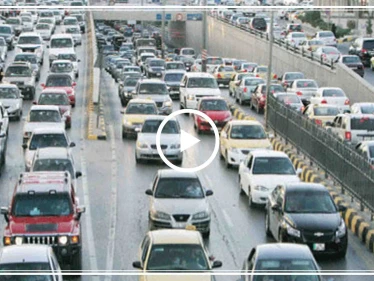 شاب أردني يمارس الرذيلة مع فتاة بالشارع، والأردنيين يشعلون تويتر بـ "#لانسر_الأردن" (فيديو)
