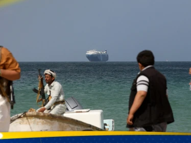 قيادي في الحوثيين يطالب السفن برفع لافتة محددة لمنع استهدافها بالبحر الأحمر
