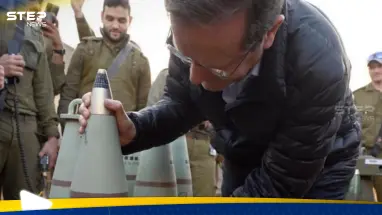 شاهد|| الرئيس الإسرائيلي يكتب كلمتين على قذيفة صاروخية قبل إطلاقها على غزة