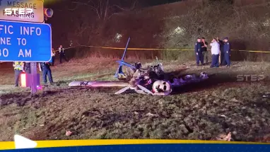 قتلى بتحطم طائرة قرب طريق سريع في الولايات المتحدة.. وفيديو يوثق لحظة السقوط
