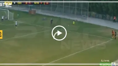 شاهد بالفيديو|| مدرب عربي يقذف مشجعاً لفريقه بحذائه !