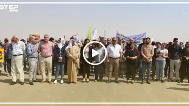 أهالي شرق سوريا يحتجون أمام قاعدة للتحالف الدولي على إقصاءهم من اللجنة الدستورية (فيديو)
