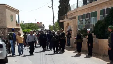 أحد أبناء السويداء يحتجز سيارة لـ الأمن العسكري، والنظام يعزز من تواجد قواته في المحافظة
