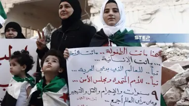 وقفة لنشطاء مدينة معرة النعمان جنوبي إدلب من مكان المجزرة التي ارتكبتها المُقاتلات الروسيّة