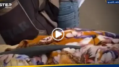 مشهد مؤثر.. أب فلسطيني يحمل جثمان ابنه في صندوق دراجته الهوائية ليدفنه