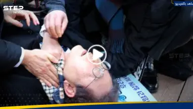 شاهد|| لحظة طعن زعيم المعارضة بكوريا الجنوبية في رقبته على الملأ