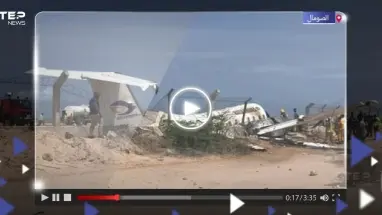 بالفيديو|| هبوط عنيف لطائرة ركاب مدنية صومالية في مطار مقديشو على متنها 30 راكباً