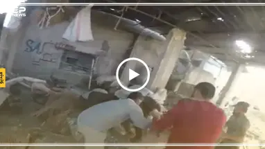 فيديو مؤثر|| متطوع بالدفاع المدني يسعف والدته المصابة بغارات روسية غربي إدلب