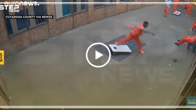 طائرة مسيّرة تسقط مخدرات وهاتف محمول داخل سجن في أمريكا (فيديو)