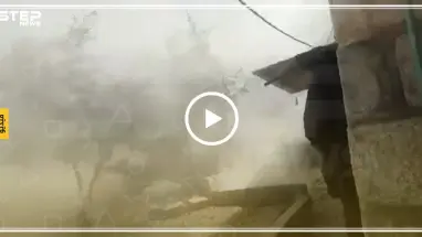 شاهد بالفيديو لحظة سقوط برميل قرب مصور أثناء تغطيته للقصف في مدينة كفرنبل جنوب إدلب