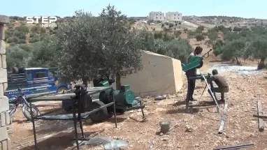 حداد نازح يلملم رزقه من تحت الأشجار .. تعرف على قصة أبو أحمد