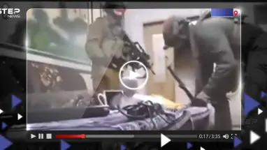 شاهد|| لحظة اقتحام منزل ناشط فلسطيني واعتقاله على "الهواء مباشرة" وسط صراخ عائلته