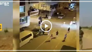 شاهد بالفيديو|| كيف يتعرض لاجىء سوري للضرب المبرح على يد العشرات وسط إسطنبول !!