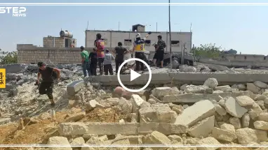 جانب من عمل الدفاع المدني بانتشال ضحايا المجزرة في قرية الدير الشرقي بريف إدلب بفعل الغارات الروسية (فيديو)