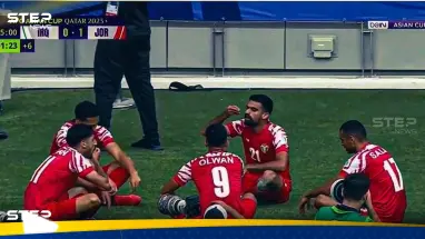 شاهد|| احتفالية أكلة "المنسف" تُشعل لقاء الأردن والعراق بكأس آسيا