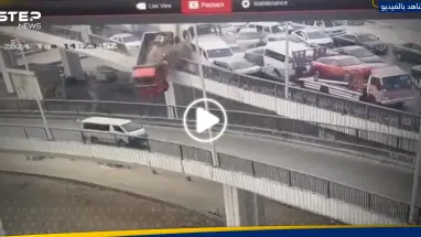 السيارات تتساقط من أعلى جسر.. فيديو لحادث مروري "مروّع" في مصر