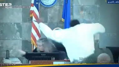 شاهد|| لحظة قفز متهم على قاضية أمريكية ليبرحها ضرباً داخل المحكمة