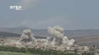 بصواريخ شديدة الانفجار.. طائرة حربية تفرغ حمولتها على بلدة الهبيط جنوب إدلب
