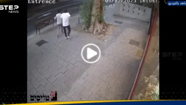 نجيا بأعجوبة.. شاهد|| لحظة سقوط شظايا صاروخ بالقرب من شابين في تل أبيب