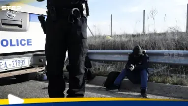 مهاجر سوري يعض أذن سائح إسرائيلي في اليونان: أحدث الأخبار