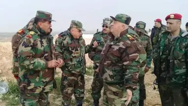 الروس يُكرّمون أحد ضباط الأسد الذي سهّل دخولهم إلى تدمر